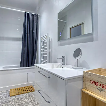 2 Bedroom Awesome In Royan