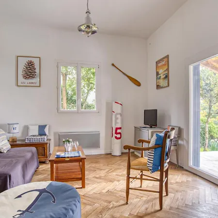 2 Bedroom Awesome In Holiday home *