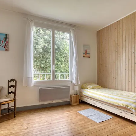 2 Bedroom Awesome In Holiday home