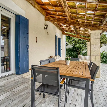 2 Bedroom Awesome In Holiday home *